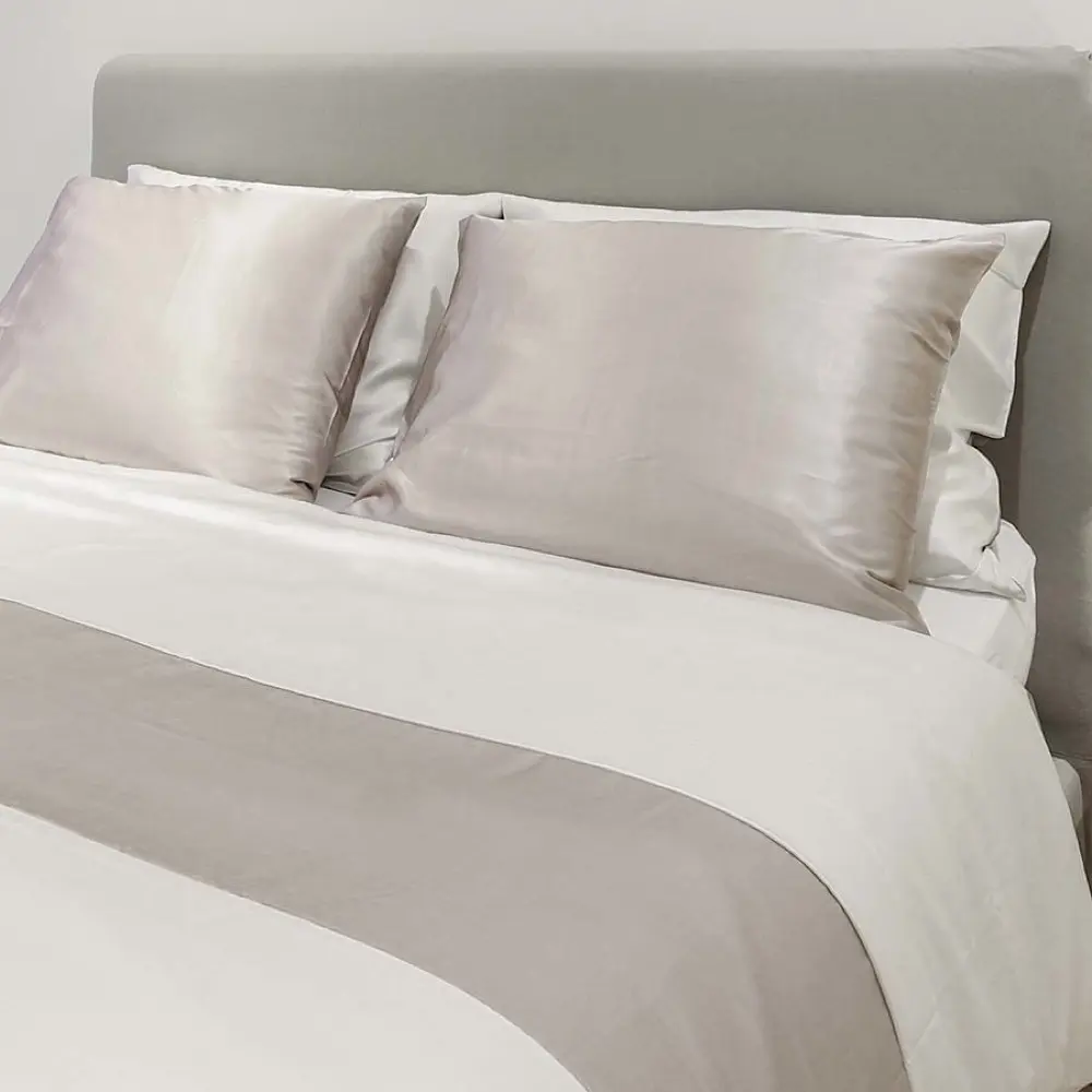Zijde-Rossine-op-bed-zoom-1.webp