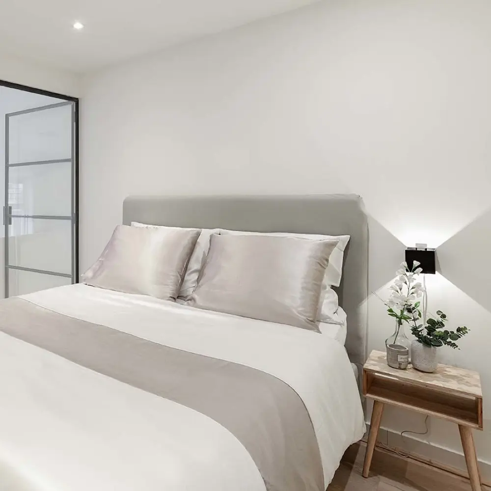 Zijde-Rossini-op-bed-1.webp